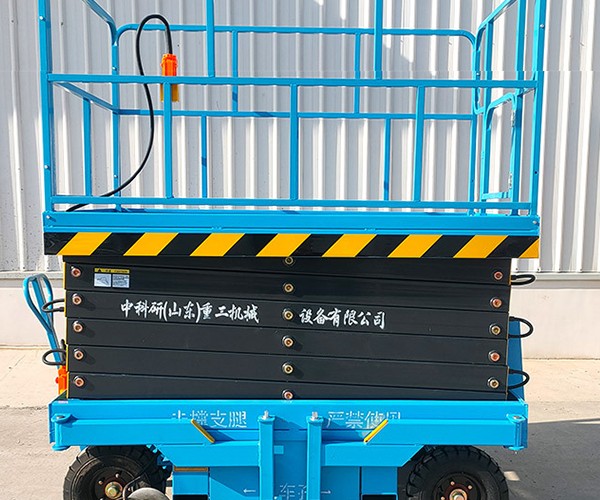 三台自行走升降机